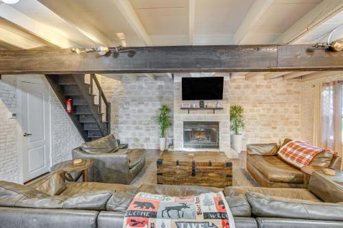 Streetman House | On 30 Acres with Trails! Lakefront Streetman Home