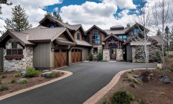 Sunriver House | ON CALDERA SPRINGS GOLF COURSE-Spacious 6-bedroom house in enchanting SunRiver!