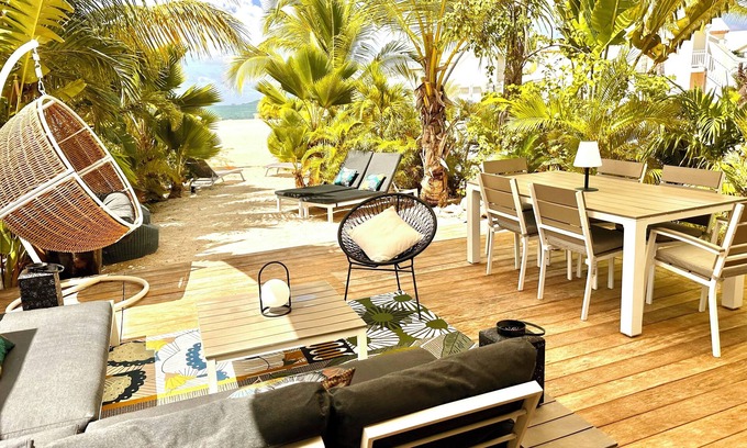 Nettle Bay House | On the beach, swimming pools, sea view! Magnificent 2 bedrooms King beds 2 baths 2 wc