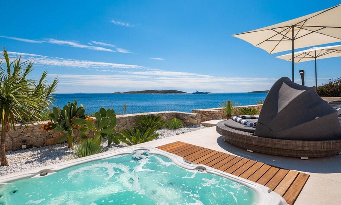 Milna House | On the beautiful island of Vis, one of the many gems of the Dalmatian coast, lies Villa Visola.