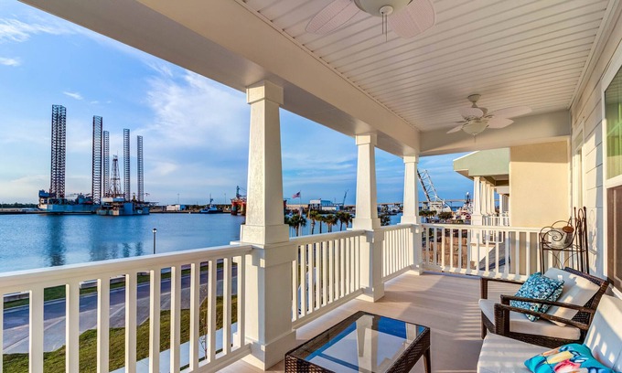 Pascagoula House | On The Dock Of The River