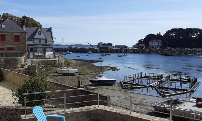 Loguivy House | On the port of Loguivy-de-la-mer. Feet in the water.