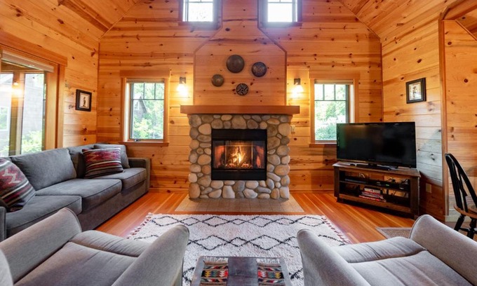 McKenzie Bridge House | On the River Wooded Bliss Cabin near Loloma