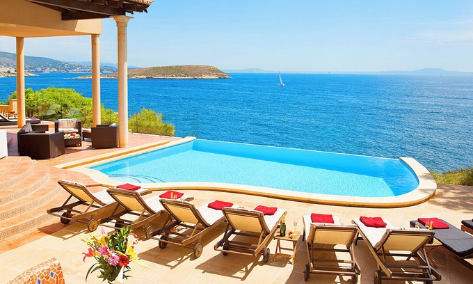 Badia de Palma House | On the sea front with a pool and jacuzzi — Casa Juan Carlos