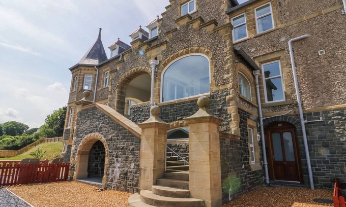 Menai Bridge Cottage | On the Straits