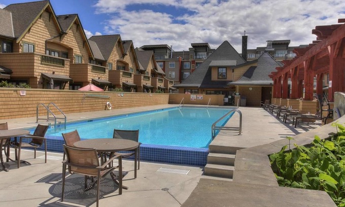 South Pandosy House | On the water, sleeps 12-14 people, with pool!