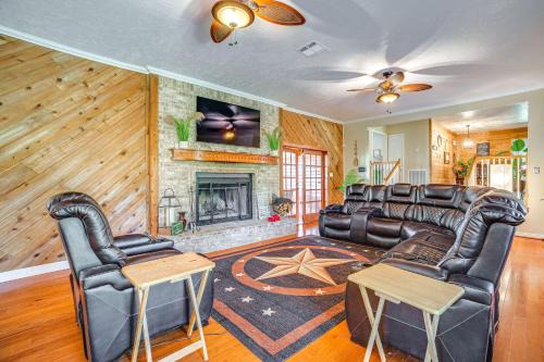 Onalaska House | Onalaska Home with Game Room, Sunroom and Lake View!