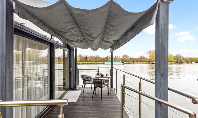 Henley Apartment | Ondine Houseboat on the Thames - From 160 Per Night