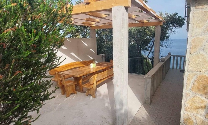 Milna Apartment | One bedroom apartment near beach Milna, Vis (A-8917-e)