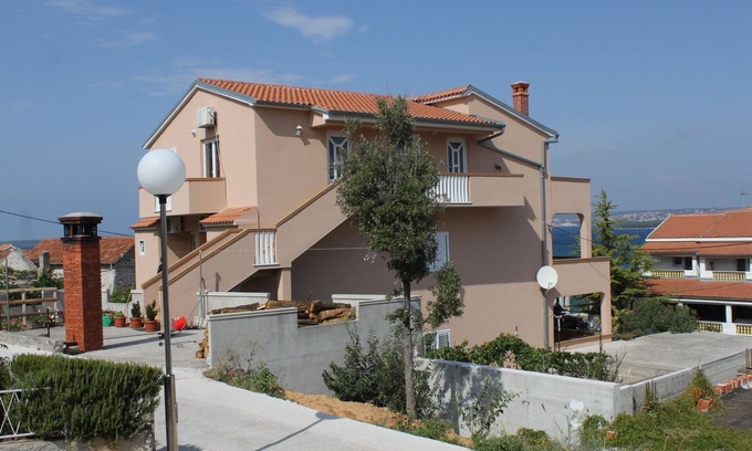 Tkon Apartment | One bedroom apartment with balcony Tkon, Pašman (A-8455-c)