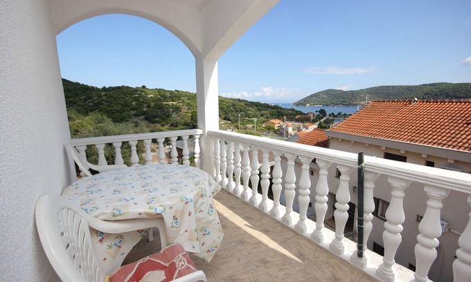 Cove Rogacic Apartment | One bedroom apartment with terrace and sea view Vis (A-8531-e)