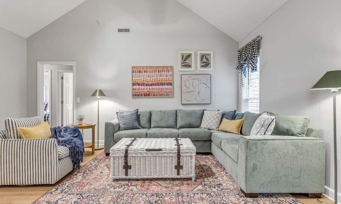 Spring Hill House | One-Level 3BR, Yard & Firepit