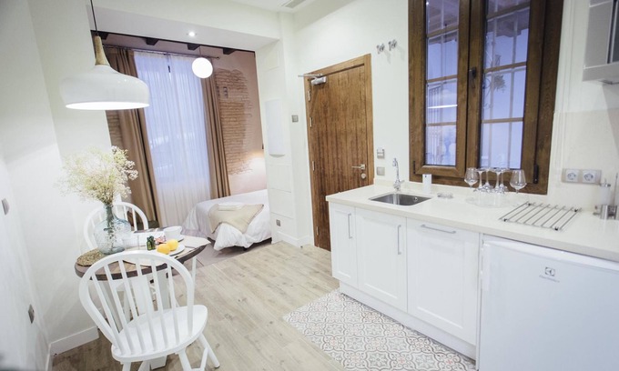 San Bartolome Apartment | One Lux Byron Suites Deluxe Studio w Rooftop Pool