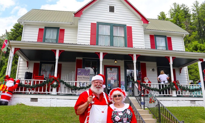 Sylva House | One of a kind Christmas year round in downtown Dillsboro