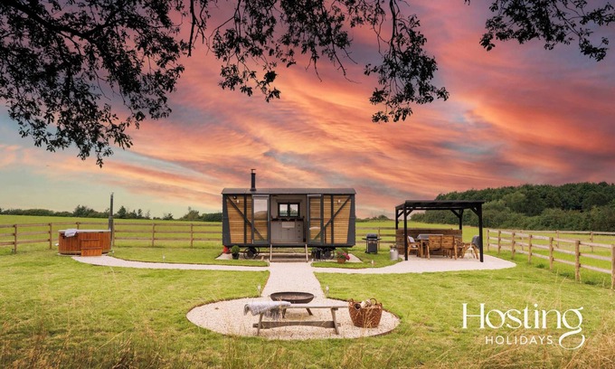 Thame Apartment | One Of A Kind Shepherds Hut With Incredible Views