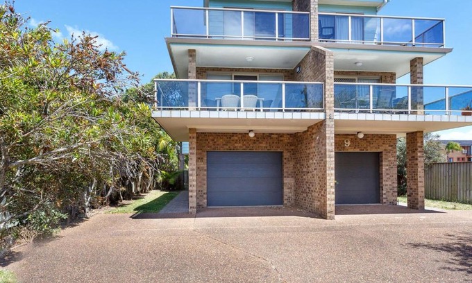Hawks Nest House | One Street from Main Beach