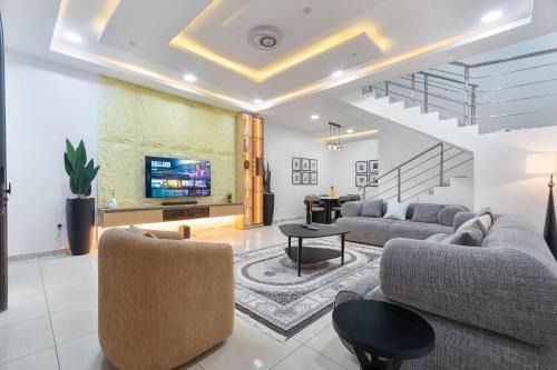 Ofin Apartment | Oniru VI 4BR 4BA - Spacious, Fast Wifi, Pool, Free Parking