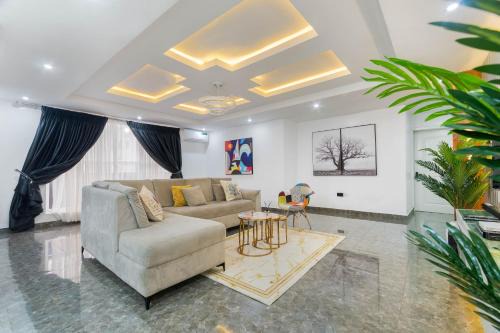 Ofin Apartment | Oniru VI BR 3BA - Spacious, Fast Wifi, Pool, Free Parking