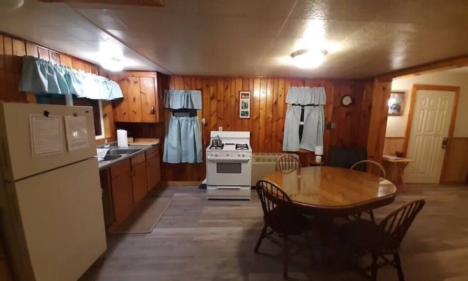 Au Train Apartment | Ontario @ Kimar`s Resort Lk SUP