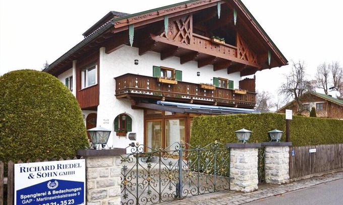 Garmisch-Partenkirchen Apartment | Open top floor apartment with exposed roof structure