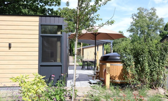 Lieren House | osendael: Stylish 4-person home with 2 bedrooms, each with en-suite bathrooms—one with a whirlpool and the other with a shower and sunshower—a hot tub, partially covered outdoor terrace, and modern kitchen. Enjoy luxury in the Veluwe!