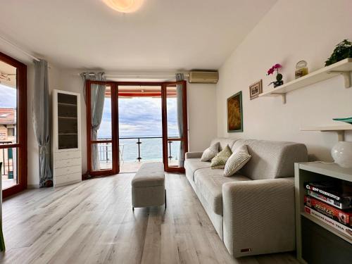 Ospedaletti Apartment | OSPEDALETTI Mare e Relax- Affittasi "Oasi Riviera" con campo da Tennis e Sala Giochi