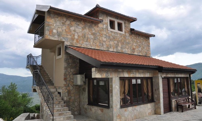 Niksic Bed & Breakfast | Ostroške grede