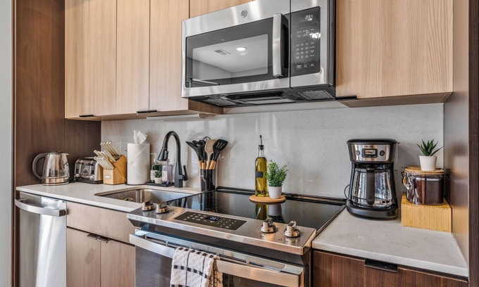 Pendleton Apartment | OTR & CBD - 1 King Bed, Free On-Site Parking, Pool, Gym, Exclusive Club Room