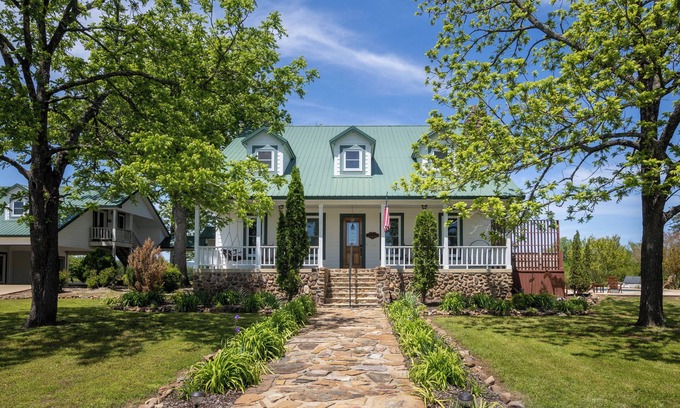 Pencil Bluff House | Ouachita Mountains Luxury Retreat on 40+ acres with Pool, Hot Tub, WiFi