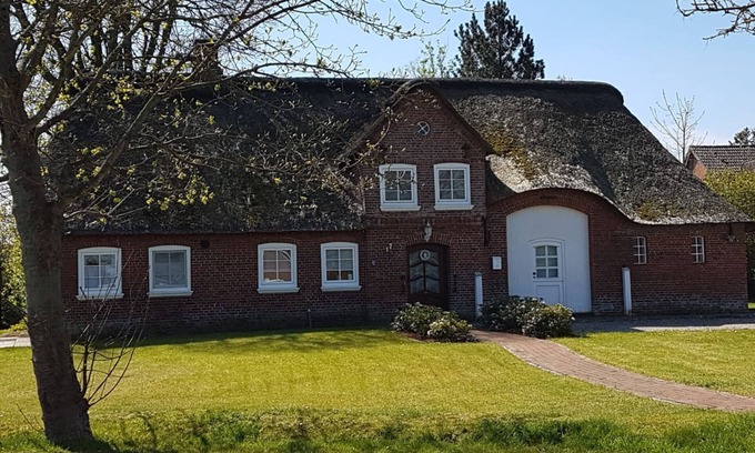 Wobbenbull House | Our "Reetdachhaus SeeHund" welcomes you!