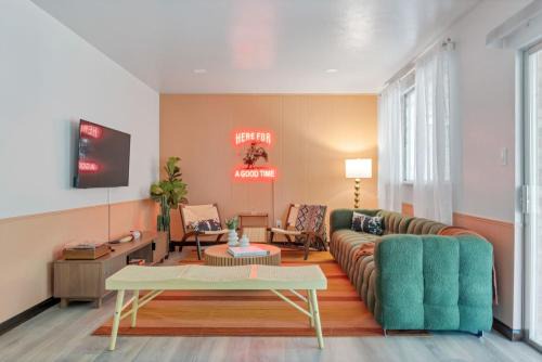 Highlands House | Our West Nest, Charming 3 BR-5 Bed - Backyard - Olde Town Arvada