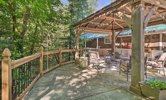 Galice Cabin | Outdoor Adventure: Tranquil Creekside Retreat