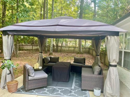 Sharpsburg House | Outdoor getaway with pool table