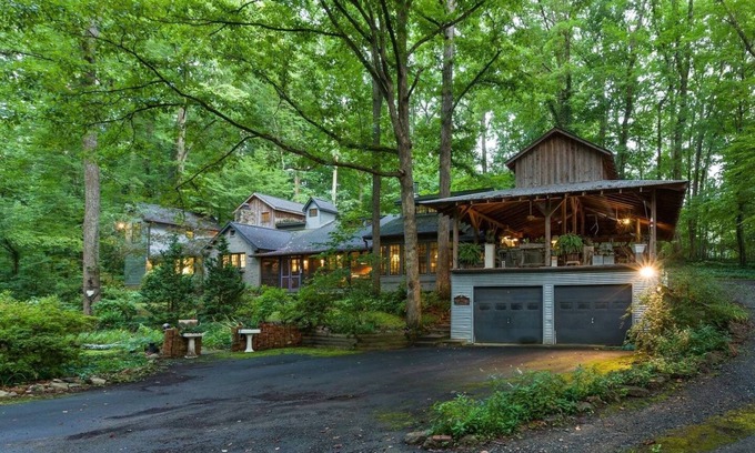 Winston - Salem House | Outrageous House In The Woods