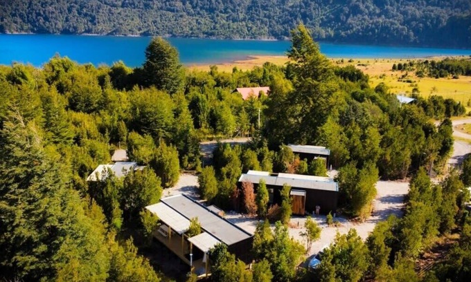 Lenca Cabin | OUTSCAPE | Cabaña en Lago Chapo con Hot Tub