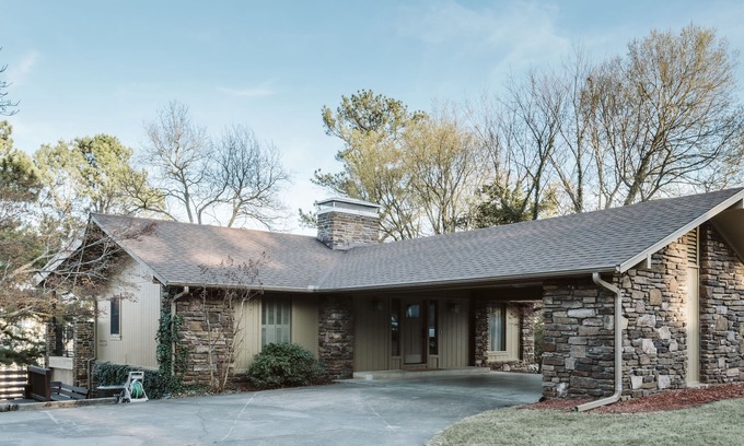 Fayetteville House | Overlooks Stadium! Sleeps 10-12. BBBQ, Graduation, Razorback games!