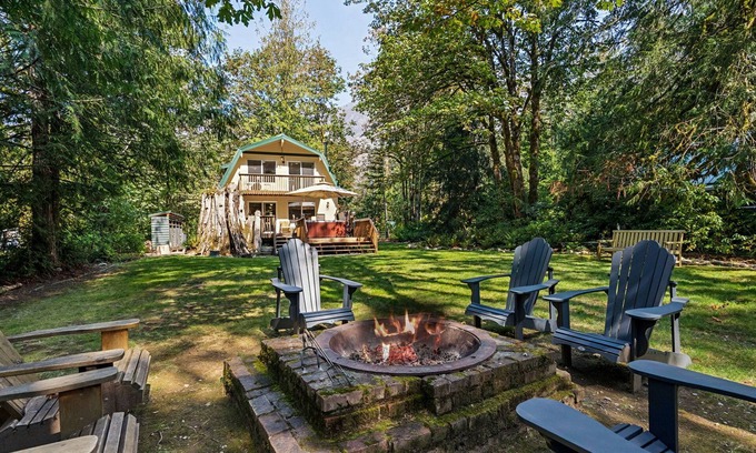 Baring House | Owl Be Back Spacious, peaceful, private riverfront