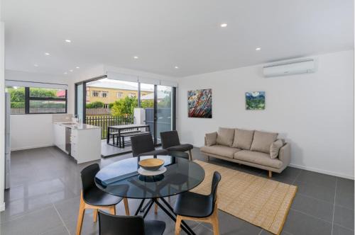 Bulimba Apartment | Oxford Steps - Executive 2BR Bulimba Apartment Across from the Park on Oxford St