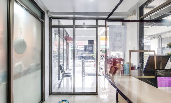 Palanan Hotel | OYO 893 Dian Suites Makati