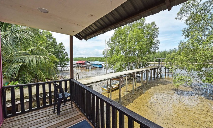 Kuala Rompin Hotel | OYO 90708 D'kuala Waterfront Chalet & Boat Charters