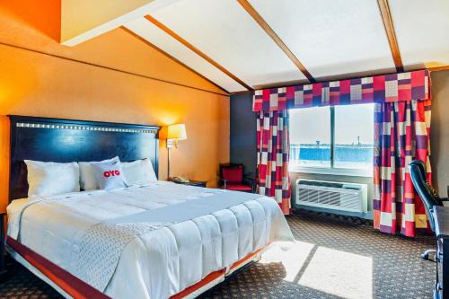 Dodge City Hotel | OYO Townhouse Dodge City KS