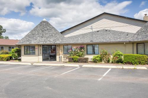 Woodland Hotel | OYO Woodland Hotel and Suites