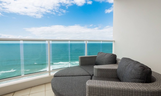 Main Beach Hotel | Pacific Views Resort