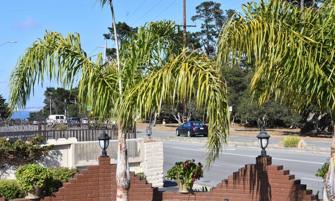 Munras Avenue Hotel | Padre Oaks