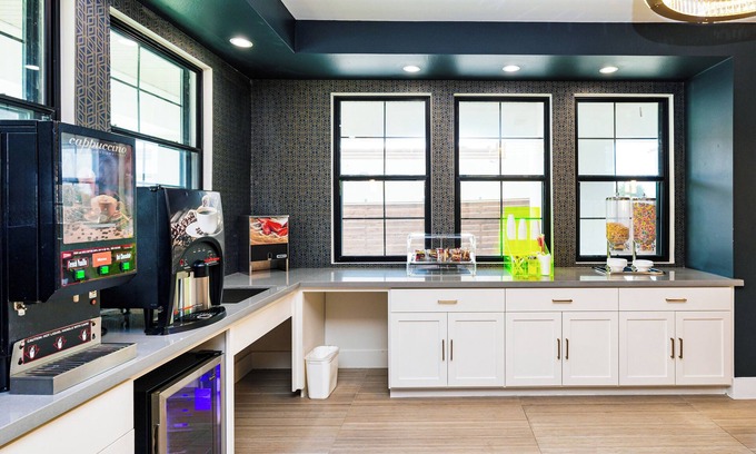 Southeast Houston Hotel | Palace Inn Blue Edgebrook