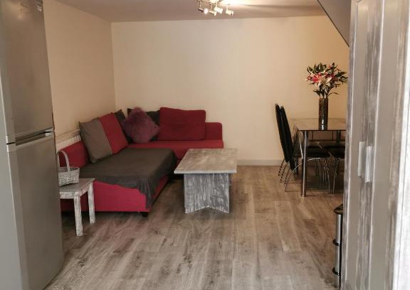 Edmonton Apartment | Palaz 1 - 2 Bedroom Garden Flat