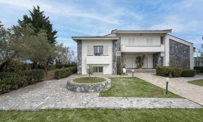 Paliouri House | Paliouri Cottage by Luxlikehome