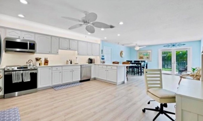 North Palm Beach Apartment | Palm Beach Gardens. Coastal Living in Spacious 3 Bdr. Close to Juno & Jupiter.