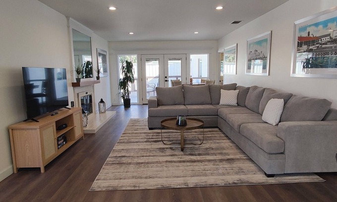 South Wrigley House | Palm Grove Retreat LBX Close to all So Cal Venues and Attractions