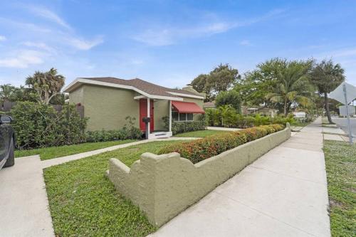 Pinewood Park Apartment | Palm Wave Says - Designers Stay - No Extra Fees